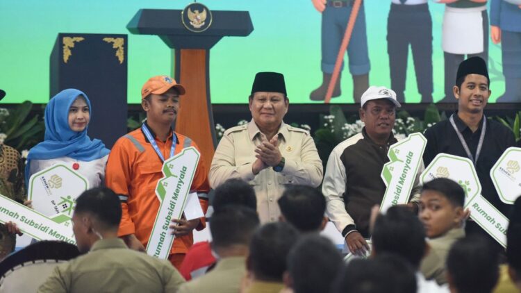 Presiden Prabowo menyampaikan apresiasi atas kerja keras semua pihak. “Ini adalah prestasi membanggakan, bukti nyata kolaborasi untuk memberi tempat tinggal yang layak bagi rakyat Indonesia,”