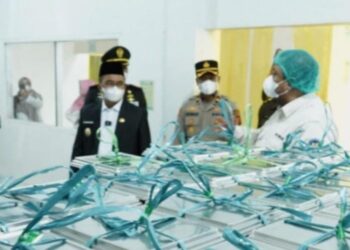 Wakil Bupati Kutim, Mahyunadi bersama Kapolres Kutim saat peluncuran SPPG di Jalan APT Pranoto