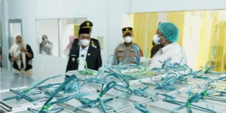 Wakil Bupati Kutim, Mahyunadi bersama Kapolres Kutim saat peluncuran SPPG di Jalan APT Pranoto