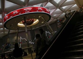 Saham turun karena pasar merespons negatif pencabutan status PSN, yang berdampak pada prospek kemudahan perizinan dan fasilitas proyek.