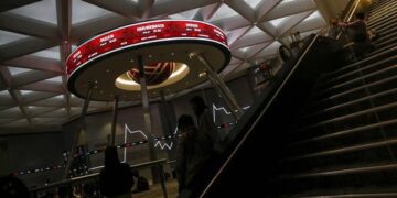 Saham turun karena pasar merespons negatif pencabutan status PSN, yang berdampak pada prospek kemudahan perizinan dan fasilitas proyek.