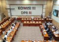 Ketua Komisi III DPR RI, Habiburokhman, memimpin jalannya rapat yang turut dihadiri perwakilan dari berbagai elemen masyarakat, termasuk mahasiswa
