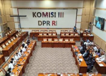 Ketua Komisi III DPR RI, Habiburokhman, memimpin jalannya rapat yang turut dihadiri perwakilan dari berbagai elemen masyarakat, termasuk mahasiswa