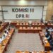 Ketua Komisi III DPR RI, Habiburokhman, memimpin jalannya rapat yang turut dihadiri perwakilan dari berbagai elemen masyarakat, termasuk mahasiswa